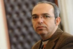 منتقد تئاتر کشور گفت: نمایش تئاتر گل خون بعضی جاها از شکل خودش خارج شد. 2