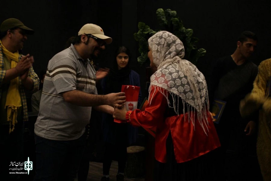 نمایش موزیکال زخم زبون به نویسندگی و کارگردانی حمیدرضا گل محمدی تواندشتی اردی بهشت ماه 98 در ایزدشهر شهرستان نور به روی صحنه رفت