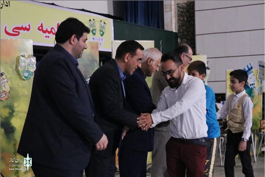 از  عوامل و بازیگران نمایش«تولد18 سالگی»  ویژه معلولان درجشنواره تجلیل وِیژه به عمل آمد
 2