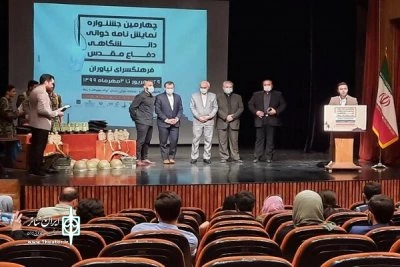 تقدیر از فردوس حاجیان در جشنواره دانشگاهی نمایشنامه خوانی دفاع مقدس 2