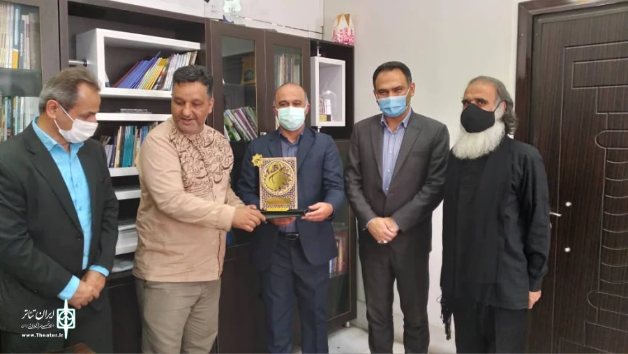 اهدا جوائز به برگزیدگان جشنواره استنداپ کمدی لبخند قو و سوگواره تعزیه غریب