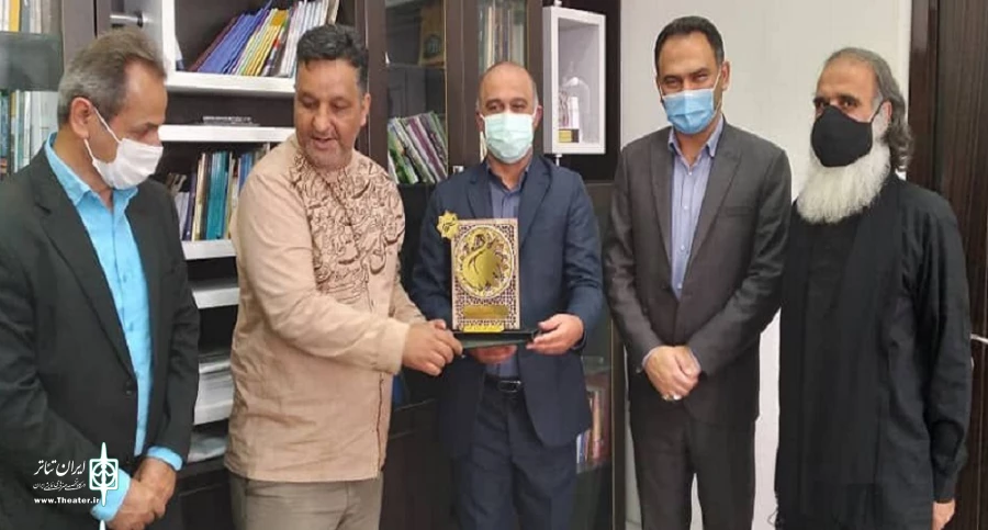اهدا جوائز به برگزیدگان جشنواره استنداپ کمدی لبخند قو و سوگواره تعزیه غریب 2