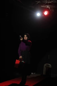 گزارش تصویری اجرای نمایش قوی تر به کارگردانی علیرضا قنبری