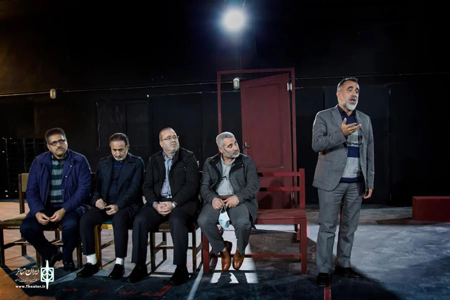 نشست صمیمی مدیرکل هنرهای نمایشی با هنرمندان حاضر در بیست و هفتمین جشنواره تئاتر فجر مناطق کشور- منطقه ۳ مازندران