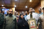 اهدای چفیه رهبر انقلاب به بازیگر نقش شهید عجمیان 2