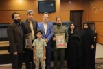 اهدای چفیه رهبر انقلاب به بازیگر نقش شهید عجمیان 4