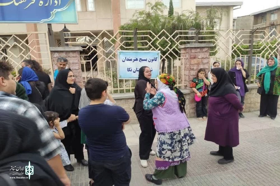 نمایش خیابانی " علم بهتر است یا ثروت " در نکا به اجرا رفت 2